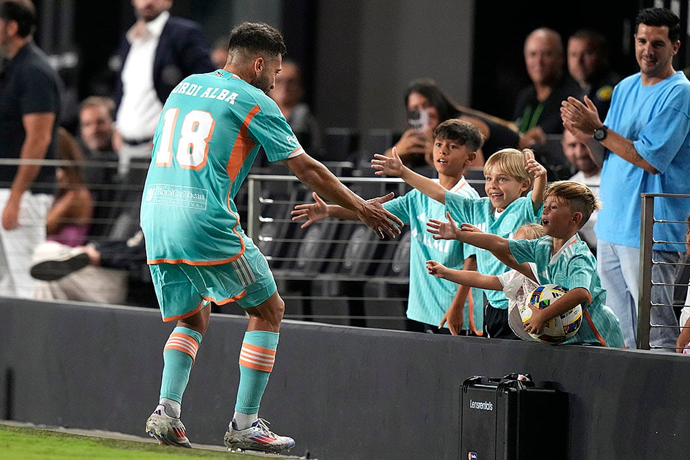 | Photo: AP/Lynne Sladky : Jordi Alba celebrates after scoring a goal